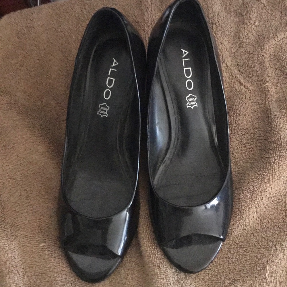 Black wedges